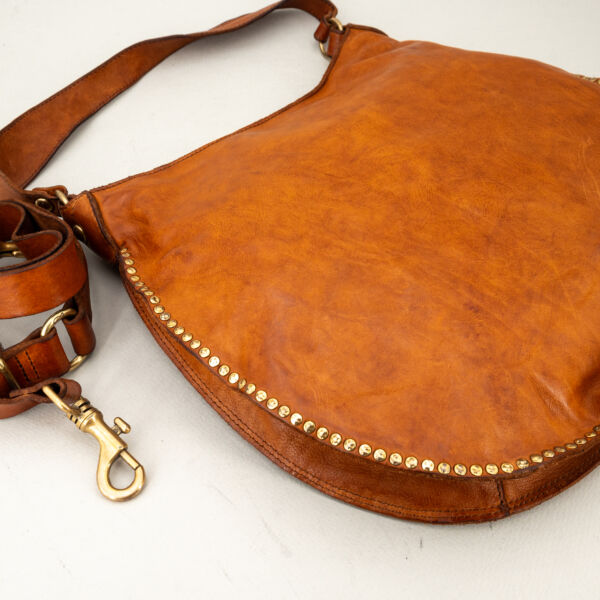 Campomaggi borsa a tracolla in vera pelle cognac borsa donna in vera pelle a forma di mezza sfera con borchie applicate ai bordi. Tracolla regolabile e removibile, spallaccio.