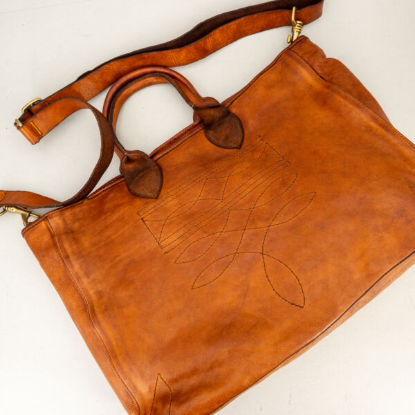 Campomaggi shopper grande in pelle cognac, cucitura "charro" sul fronte della borsa. Robusti manici e tracolla per una borsa donna in vera pelle artiginale perfetta anche per un uso lavorativo.