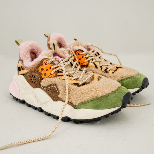 Flower Mountain sneaker Kotetsu teddy con inserti in tessuto tecnico, suede e lana è uno dei modelli di scarpa sportiva donna tra i più venduti. Acquista sul nostro shop online.