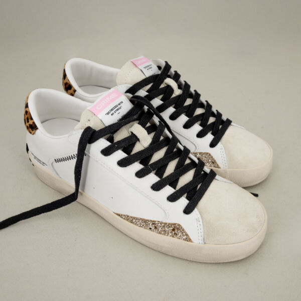 Crime London distressed leopard glitter sneaker donna in pelle bianca con dettagli leopard, glitter e suede. Lacci neri.