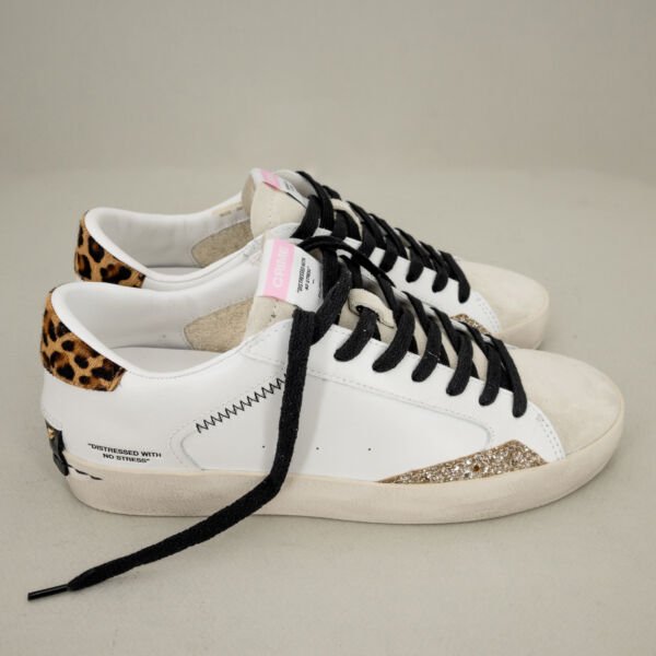 Crime London distressed leopard glitter sneaker donna in pelle bianca con dettagli leopard, glitter e suede. Lacci neri.