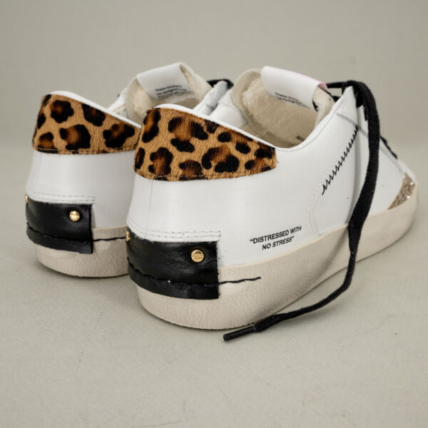 Crime London distressed leopard glitter sneaker donna in pelle bianca con dettagli leopard, glitter e suede. Lacci neri.