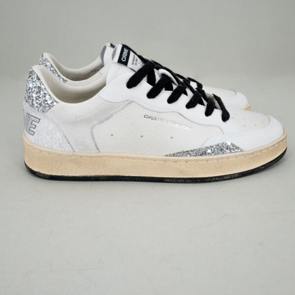 Crime London chelsea white glitter in pelle bianca con lacci neri o bianchi, glitter sul talloncino e logo Crime in pelle cracklè sul retro. Effetto vintage scarpa sportiva donna Made in Italy