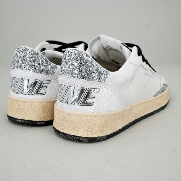 Crime London chelsea white glitter in pelle bianca con lacci neri o bianchi, glitter sul talloncino e logo Crime in pelle cracklè sul retro. Effetto vintage scarpa sportiva donna Made in Italy