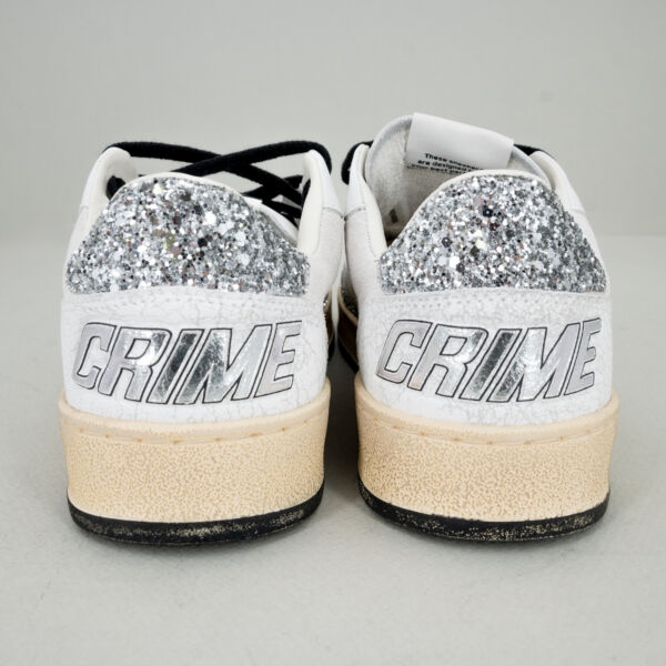 Crime London chelsea white glitter in pelle bianca con lacci neri o bianchi, glitter sul talloncino e logo Crime in pelle cracklè sul retro. Effetto vintage scarpa sportiva donna Made in Italy