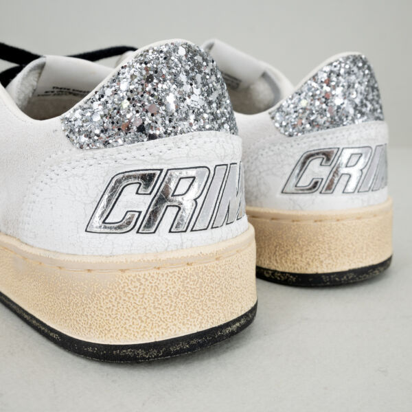 Crime London chelsea white glitter in pelle bianca con lacci neri o bianchi, glitter sul talloncino e logo Crime in pelle cracklè sul retro. Effetto vintage scarpa sportiva donna Made in Italy