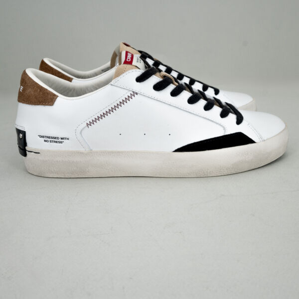 Crime London distressed white sneaker uomo bassa in pelle bianca con suede tobacco. Lacci neri effetto vintage