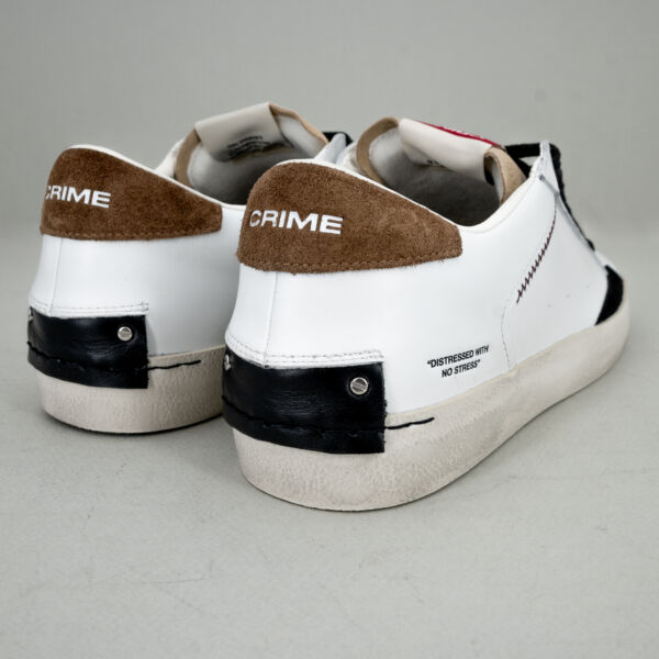 Crime London distressed white sneaker uomo bassa in pelle bianca con suede tobacco. Lacci neri effetto vintage