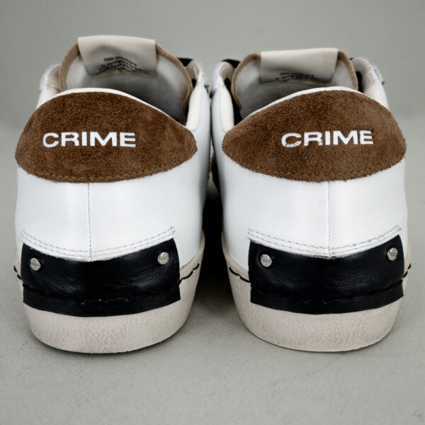 Crime London distressed white sneaker uomo bassa in pelle bianca con suede tobacco. Lacci neri effetto vintage