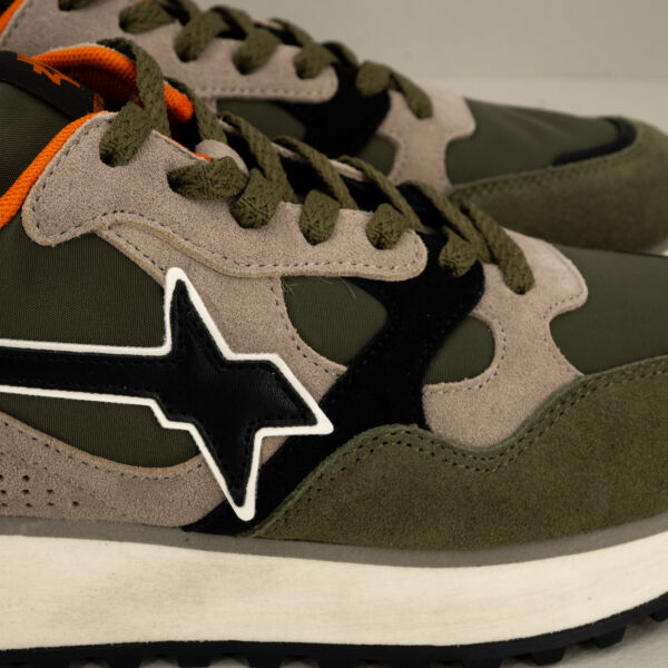 W6YZ Loop verde militare in tessuto tecnico e suede, colori verde militare e nero per una scarpa sportiva uomo dall'uso quotidiano.