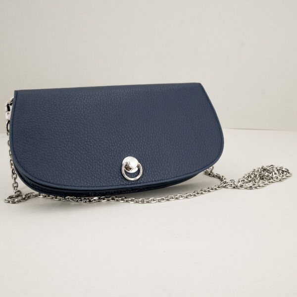 Gianni Chiarini borsa tracolla Deva navy, mini bag elegante e raffinata in vera pelle con patta e tracollina in metallo argento.