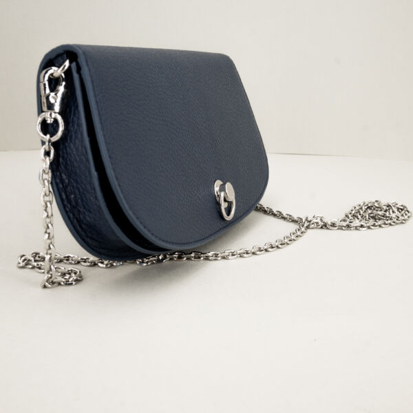 Gianni Chiarini borsa tracolla Deva navy, mini bag elegante e raffinata in vera pelle con patta e tracollina in metallo argento.