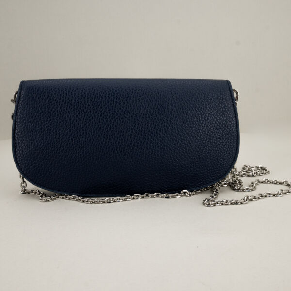 Gianni Chiarini borsa tracolla Deva navy, mini bag elegante e raffinata in vera pelle con patta e tracollina in metallo argento.