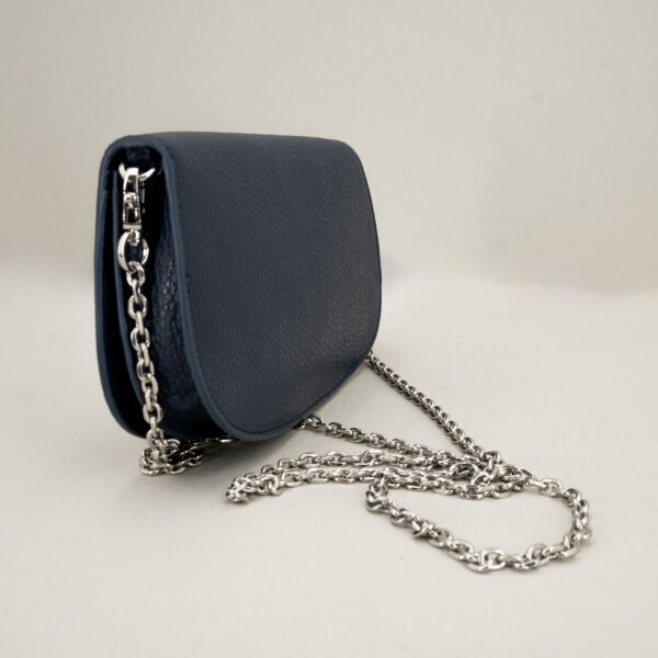 Gianni Chiarini borsa tracolla Deva navy, mini bag elegante e raffinata in vera pelle con patta e tracollina in metallo argento.