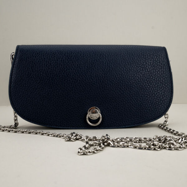 Gianni Chiarini borsa tracolla Deva navy, mini bag elegante e raffinata in vera pelle con patta e tracollina in metallo argento.