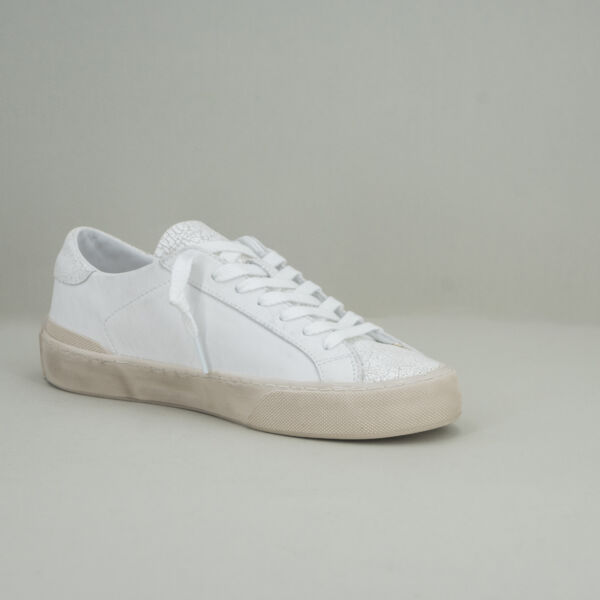 D.A.T.E. Hill low used white, sneaker donna bassa in pelle craquelé con lacci e suola sporcata effetto used.