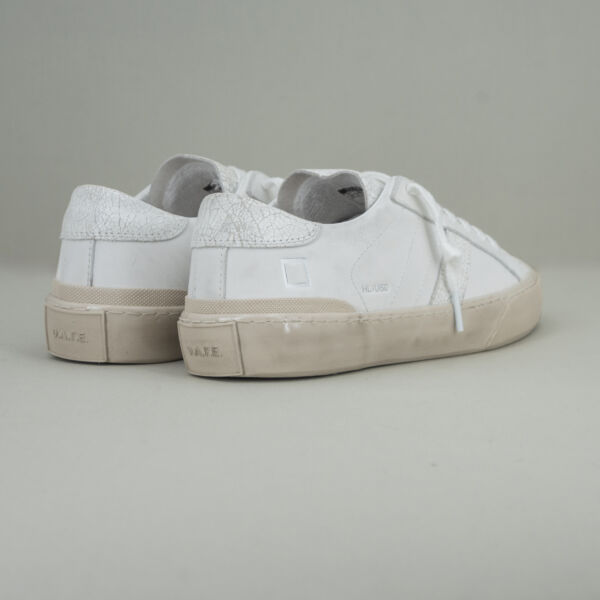 D.A.T.E. Hill low used white, sneaker donna bassa in pelle craquelé con lacci e suola sporcata effetto used.