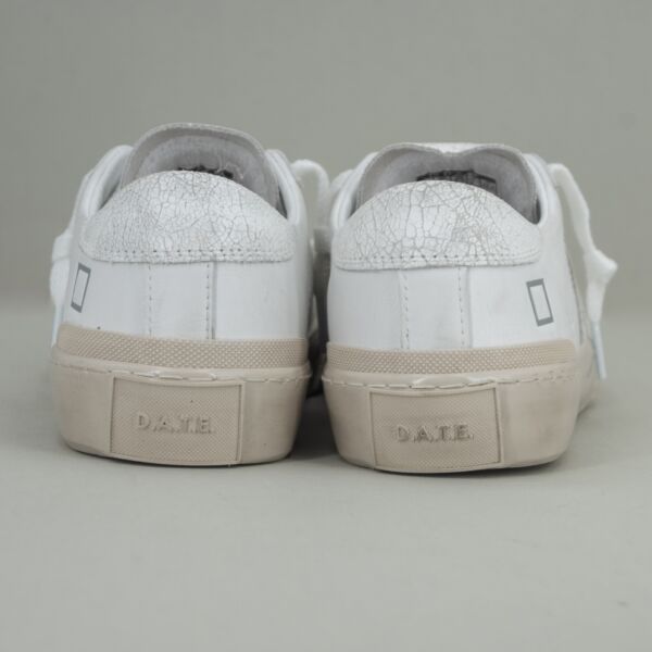 D.A.T.E. Hill low used white, sneaker donna bassa in pelle craquelé con lacci e suola sporcata effetto used.