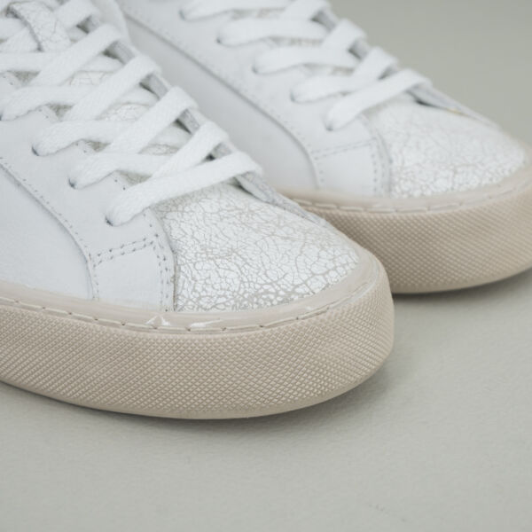 D.A.T.E. Hill low used white, sneaker donna bassa in pelle craquelé con lacci e suola sporcata effetto used.