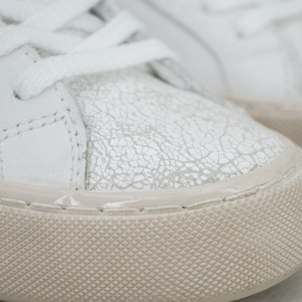 D.A.T.E. Hill low used white, sneaker donna bassa in pelle craquelé con lacci e suola sporcata effetto used.