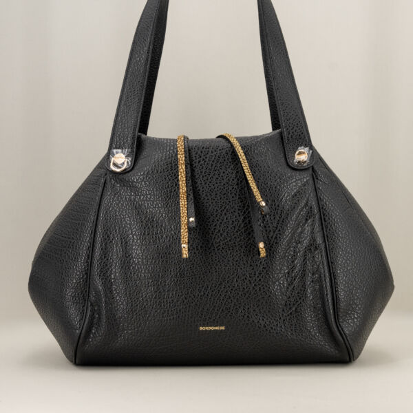 Borbonese shopper large elegante, in pregiata pelle colore nero, forma arrotondata con doppio manico per un uso come borsa a spalla.