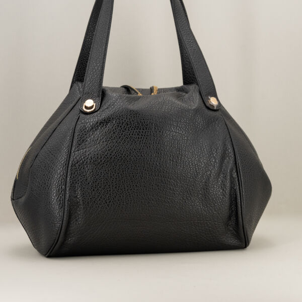 Borbonese shopper large elegante, in pregiata pelle colore nero, forma arrotondata con doppio manico per un uso come borsa a spalla.