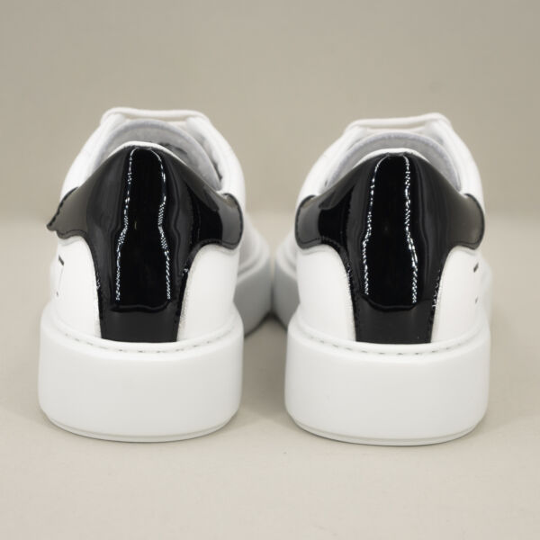 D.A.T.E. Sfera patent white black scarpa sportiva da donna in pelle bianca con dettagli nero e argento. Sneaker dallo stile elegante