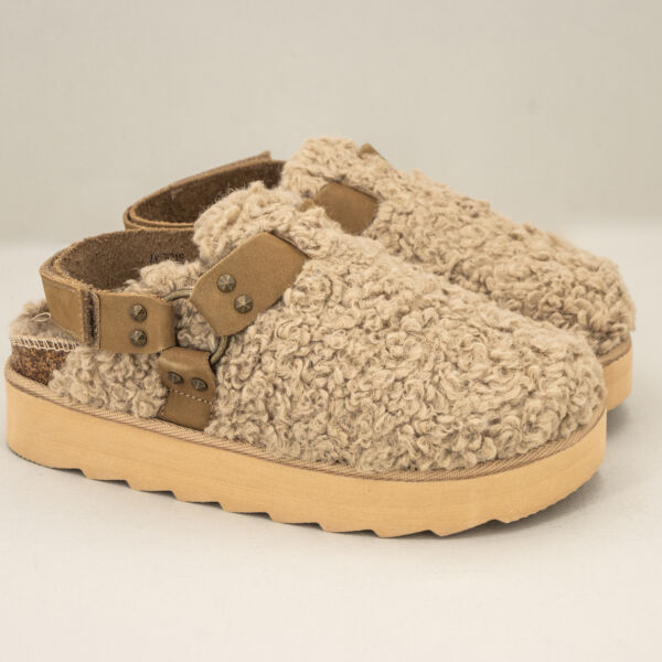 Sabot in pelo teddy con cinturino, in caldo pelo colore tan, cinturino posteriore e zeppa platform. Scarpa donna calda, morbida ed economica