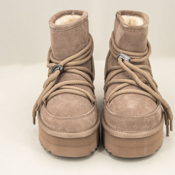 Stivale basso con lacci stile montagna, colore grigio con lacci esterni tipo moon boot fodera in lana. E platform.