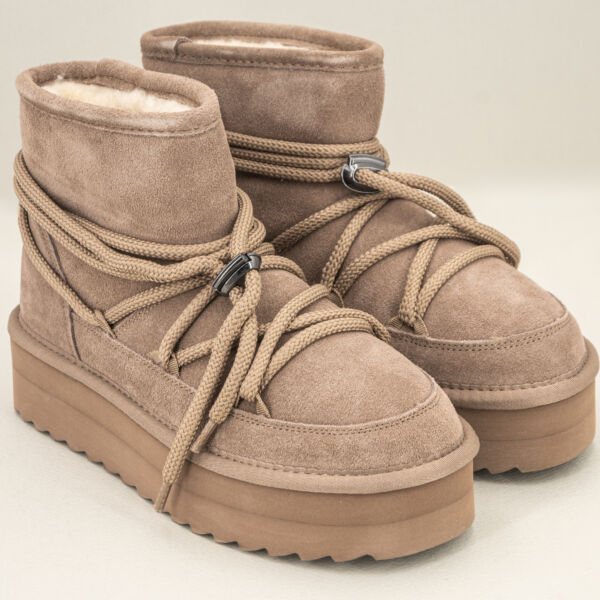 Stivale basso con lacci stile montagna, colore grigio con lacci esterni tipo moon boot fodera in lana. E platform.