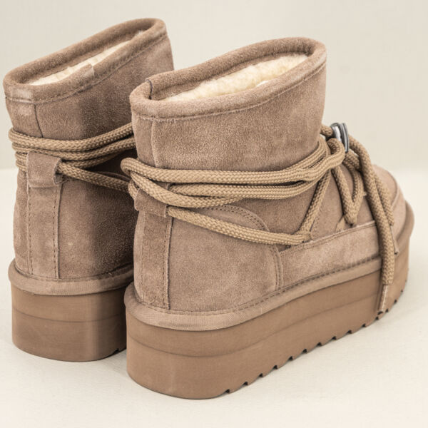 Stivale basso con lacci stile montagna, colore grigio con lacci esterni tipo moon boot fodera in lana. E platform.