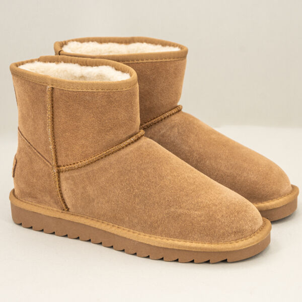 Stivale basso caldo tipo ugg, scarpa invernale da uomo calda, comoda e veloce da infilare. In eco pelliccia. colore tan