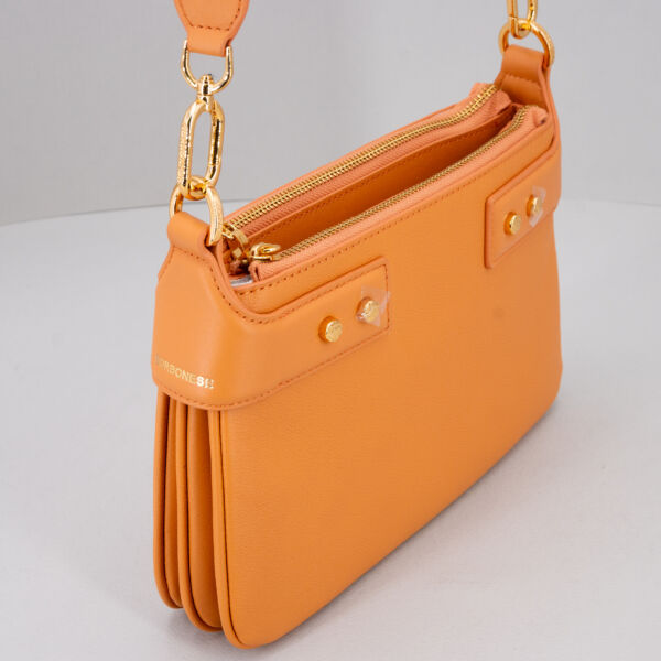 Borbonese borsa piatta tracolla arancio, borsa donna in vera pelle elegante e raffinata con tracolla tono su tono regolabile. Due zip e tasca centrale.