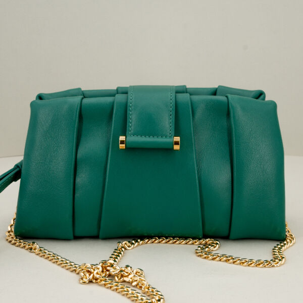 Borbonese mini bag verde con tracolla in metallo dorato removibile. Borsa con polsiera per uso come elegante pochette.