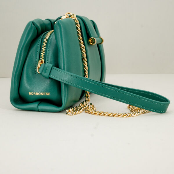 Borbonese mini bag verde con tracolla in metallo dorato removibile. Borsa con polsiera per uso come elegante pochette.