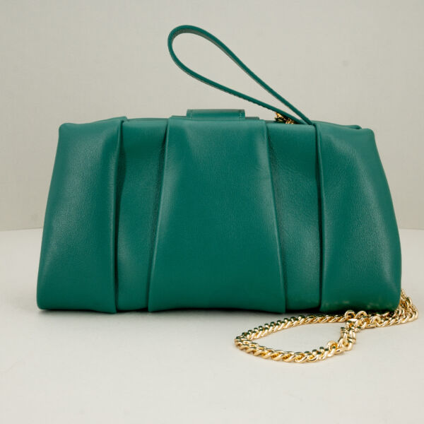 Borbonese mini bag verde con tracolla in metallo dorato removibile. Borsa con polsiera per uso come elegante pochette.