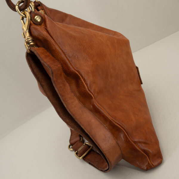 Campomaggi borsa a spalla cognac "Ebano" in pelle di vacchetta tinta in capo con tracolla removibile e spallaccio. Chiusura con zip. Borsa donna elegante fatta a mano in Italia