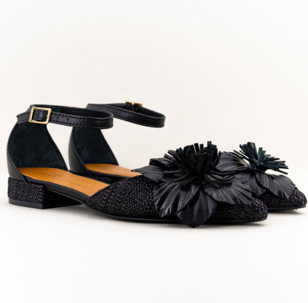 Les Tulipes sandalo con fiore in rafia nero, finiture in pelle, cinturino alla caviglia tacco molto basso. Elegante, comodo, raffinato.