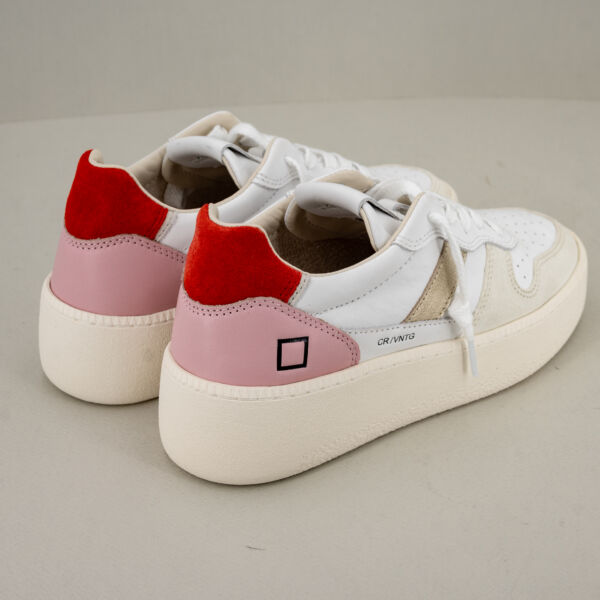 D.A.T.E. Court Vintage sneaker donna bianca con dettagli in pelle rosa e laminato. Suola in gomma alta e cucita, chiusura con lacci