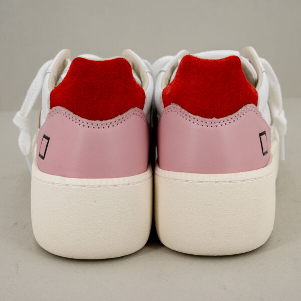 D.A.T.E. Court Vintage sneaker donna bianca con dettagli in pelle rosa e laminato. Suola in gomma alta e cucita, chiusura con lacci