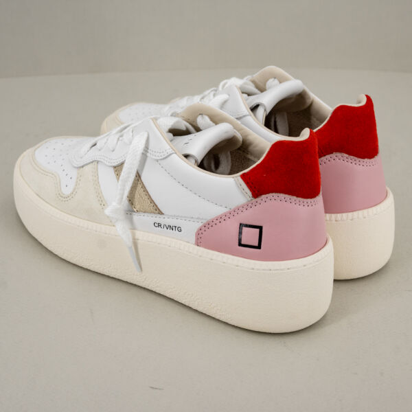 D.A.T.E. Court Vintage sneaker donna bianca con dettagli in pelle rosa e laminato. Suola in gomma alta e cucita, chiusura con lacci