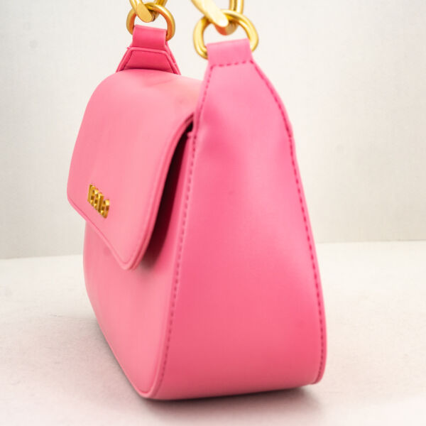 Vicolo borsa a spalla ecopelle rosa con spallaccio a catena ed ecopelle, chiusura con patta. Borsa donna elegante e colorata.